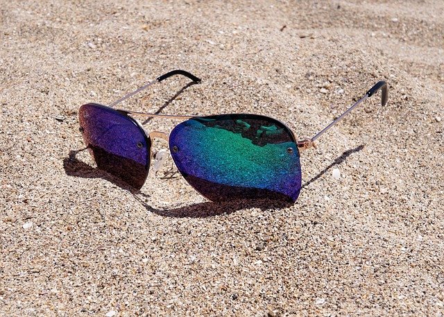 sluneční brýle v písku