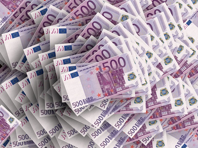 hromada euro bankovek.jpg