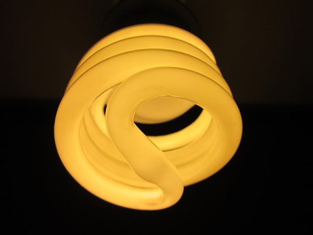 rozsvícená žlutá kruhová zářivka